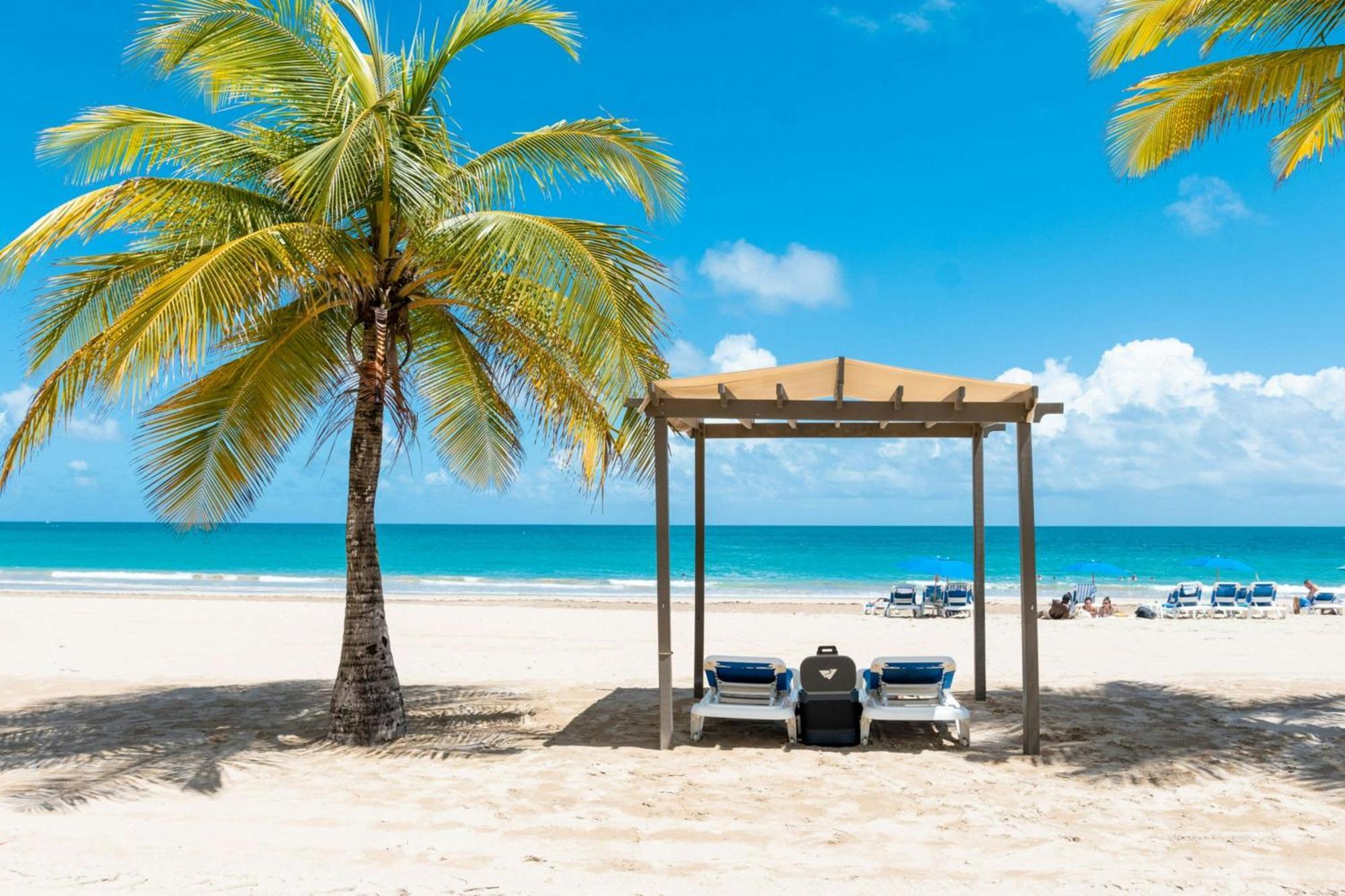 Courtyard By Marriott Isla Verde Beach Resort Сан Хуан Екстериор снимка