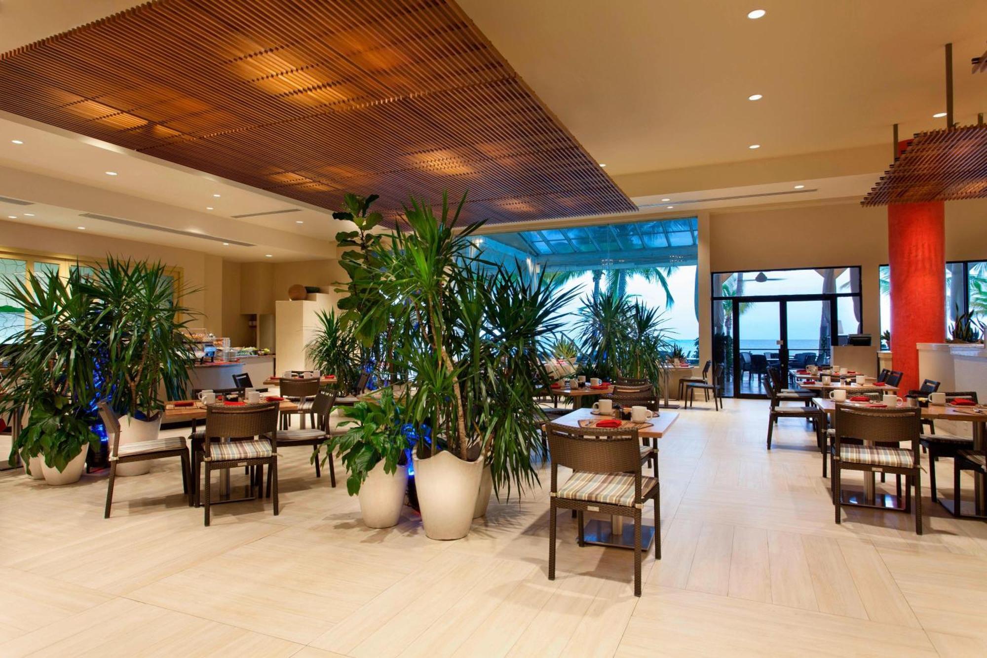 Courtyard By Marriott Isla Verde Beach Resort Сан Хуан Екстериор снимка