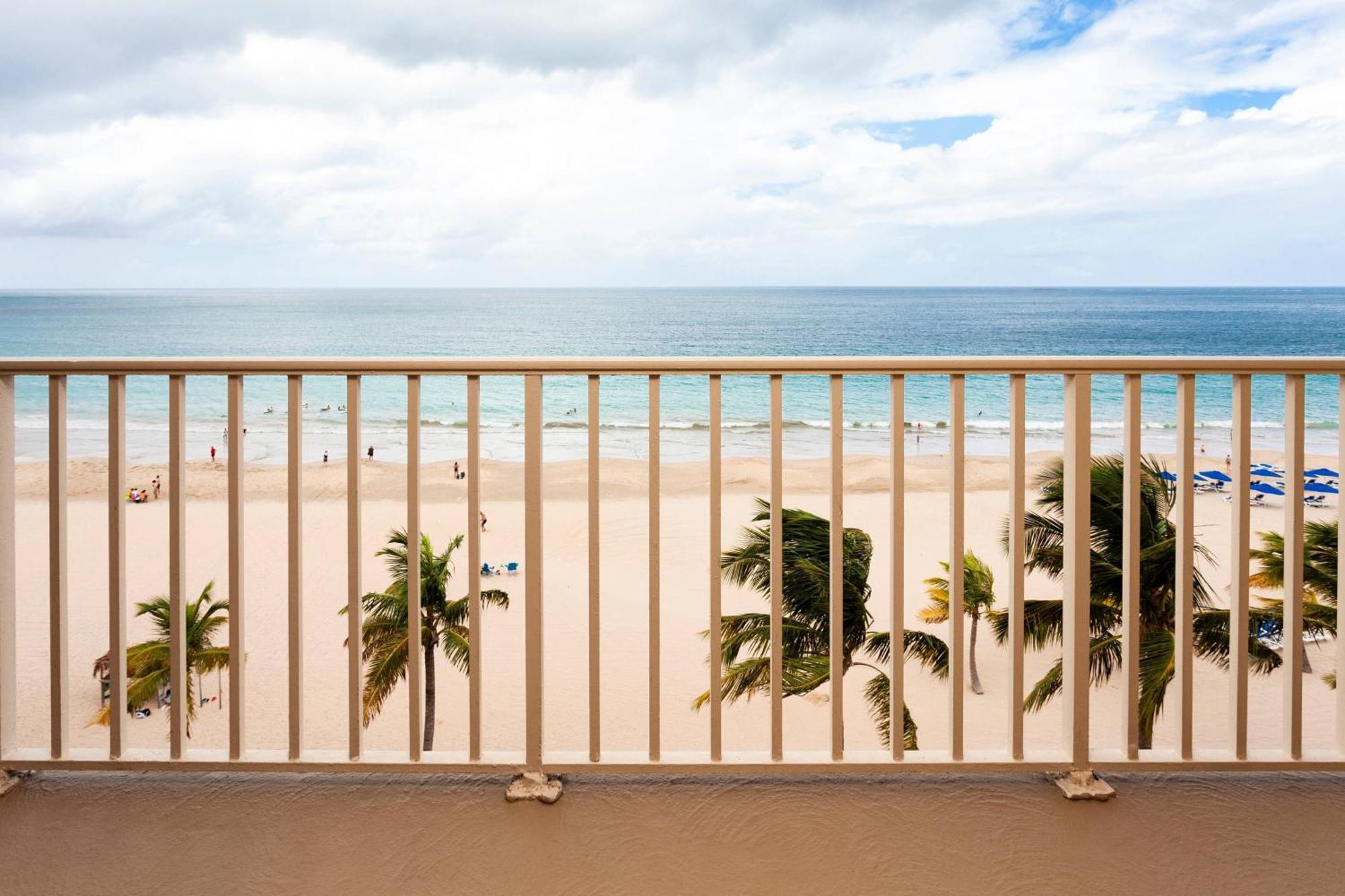 Courtyard By Marriott Isla Verde Beach Resort Сан Хуан Екстериор снимка