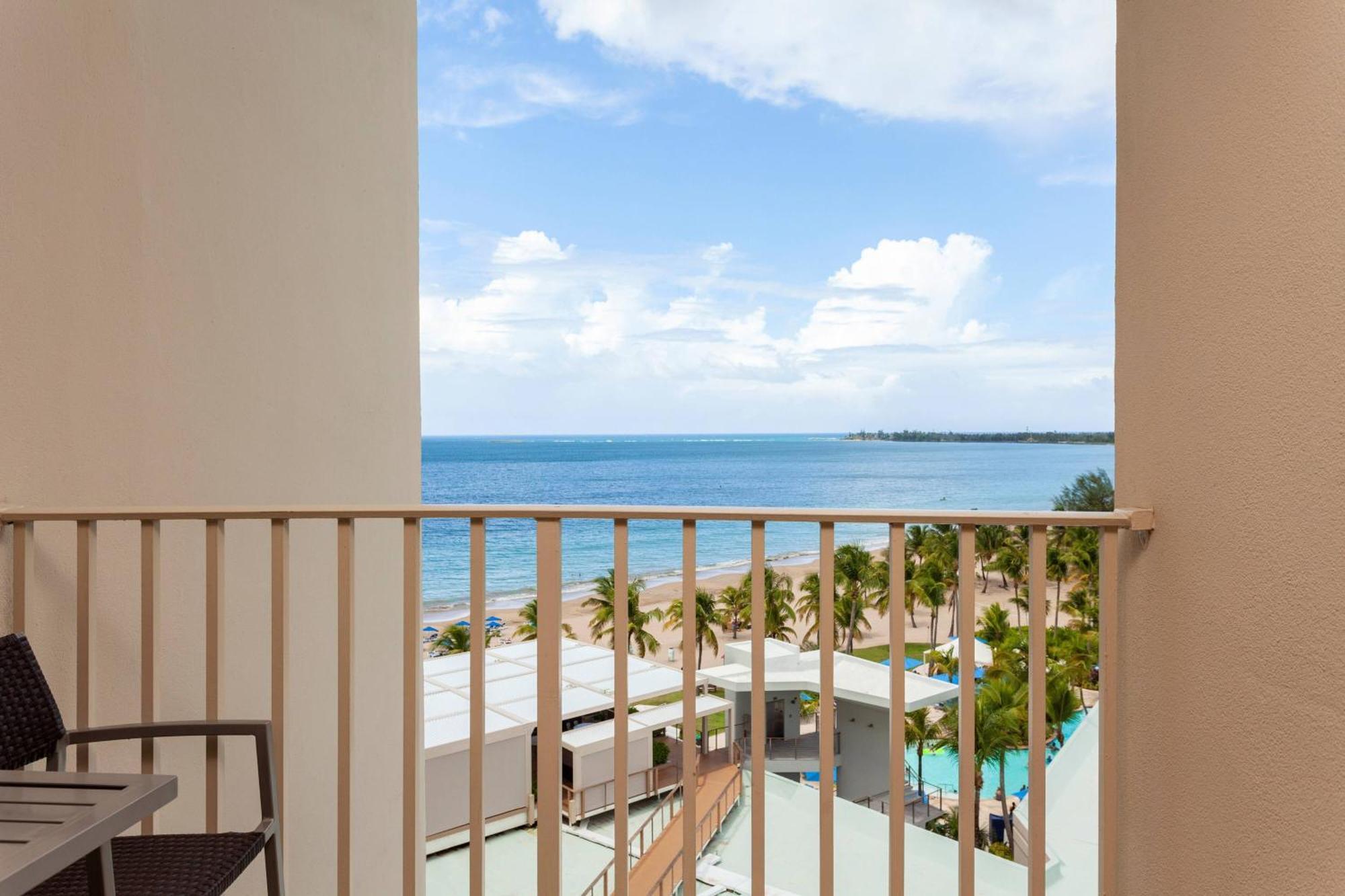 Courtyard By Marriott Isla Verde Beach Resort Сан Хуан Екстериор снимка