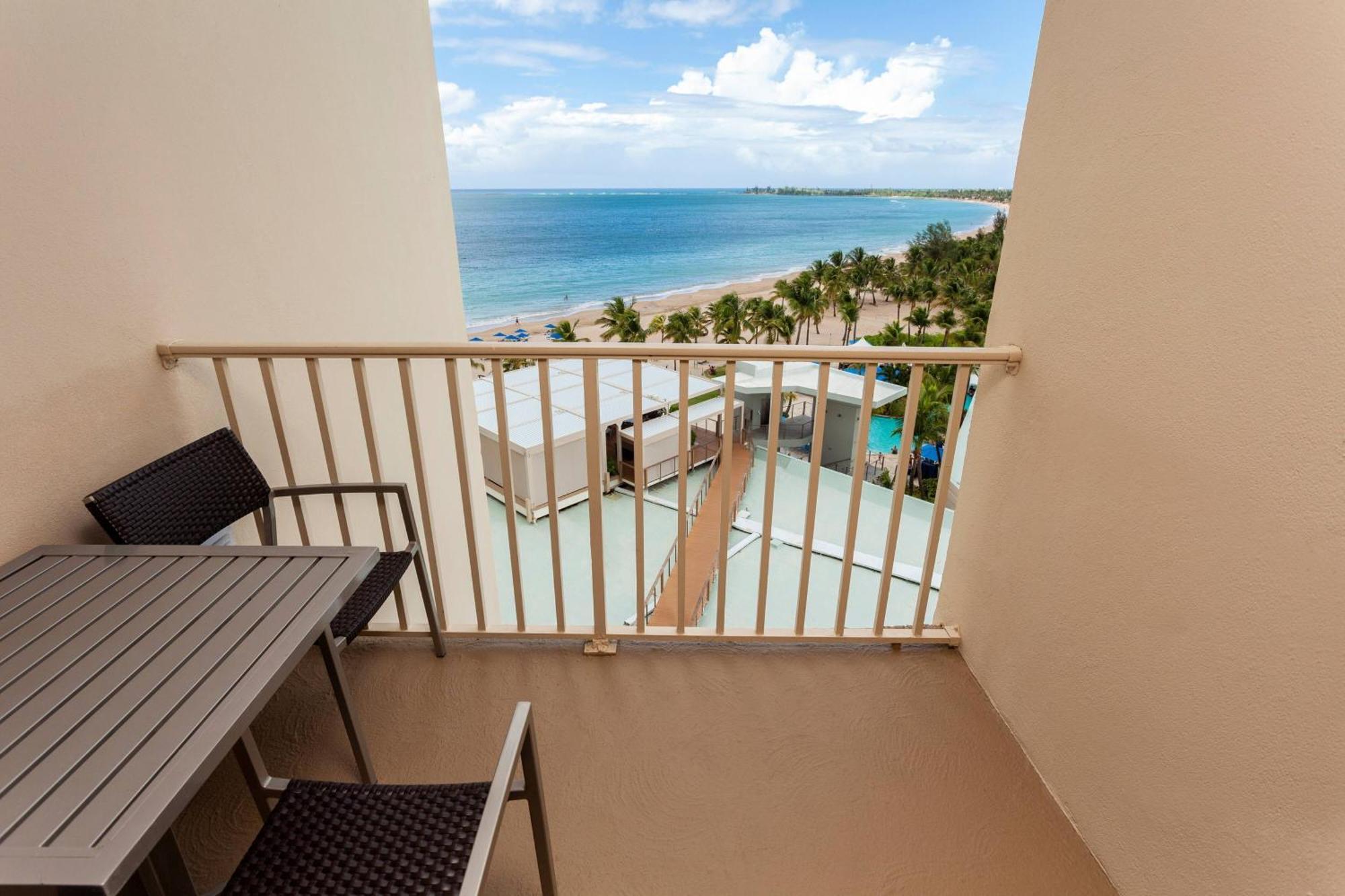 Courtyard By Marriott Isla Verde Beach Resort Сан Хуан Екстериор снимка