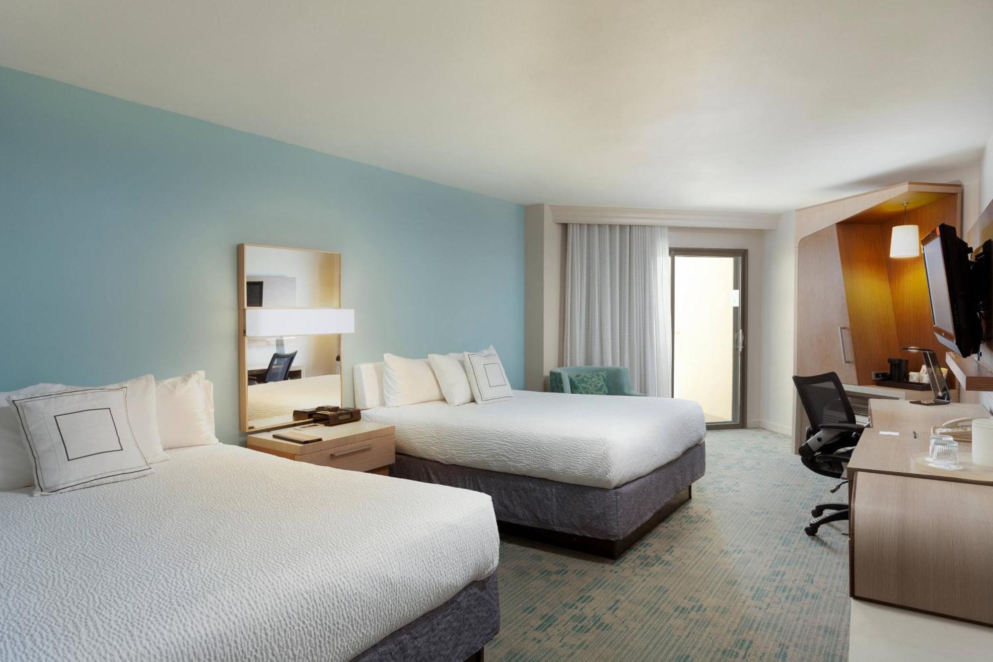 Courtyard By Marriott Isla Verde Beach Resort Сан Хуан Екстериор снимка