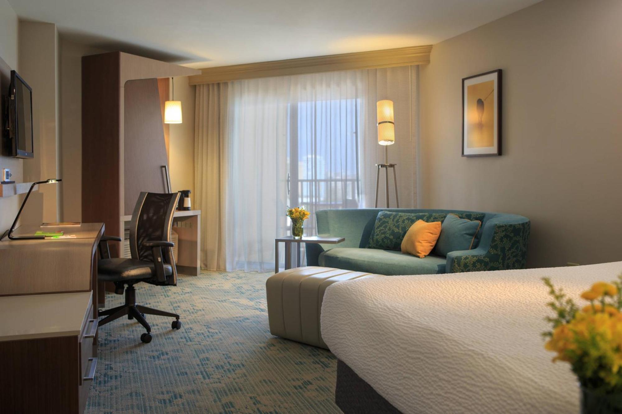 Courtyard By Marriott Isla Verde Beach Resort Сан Хуан Екстериор снимка