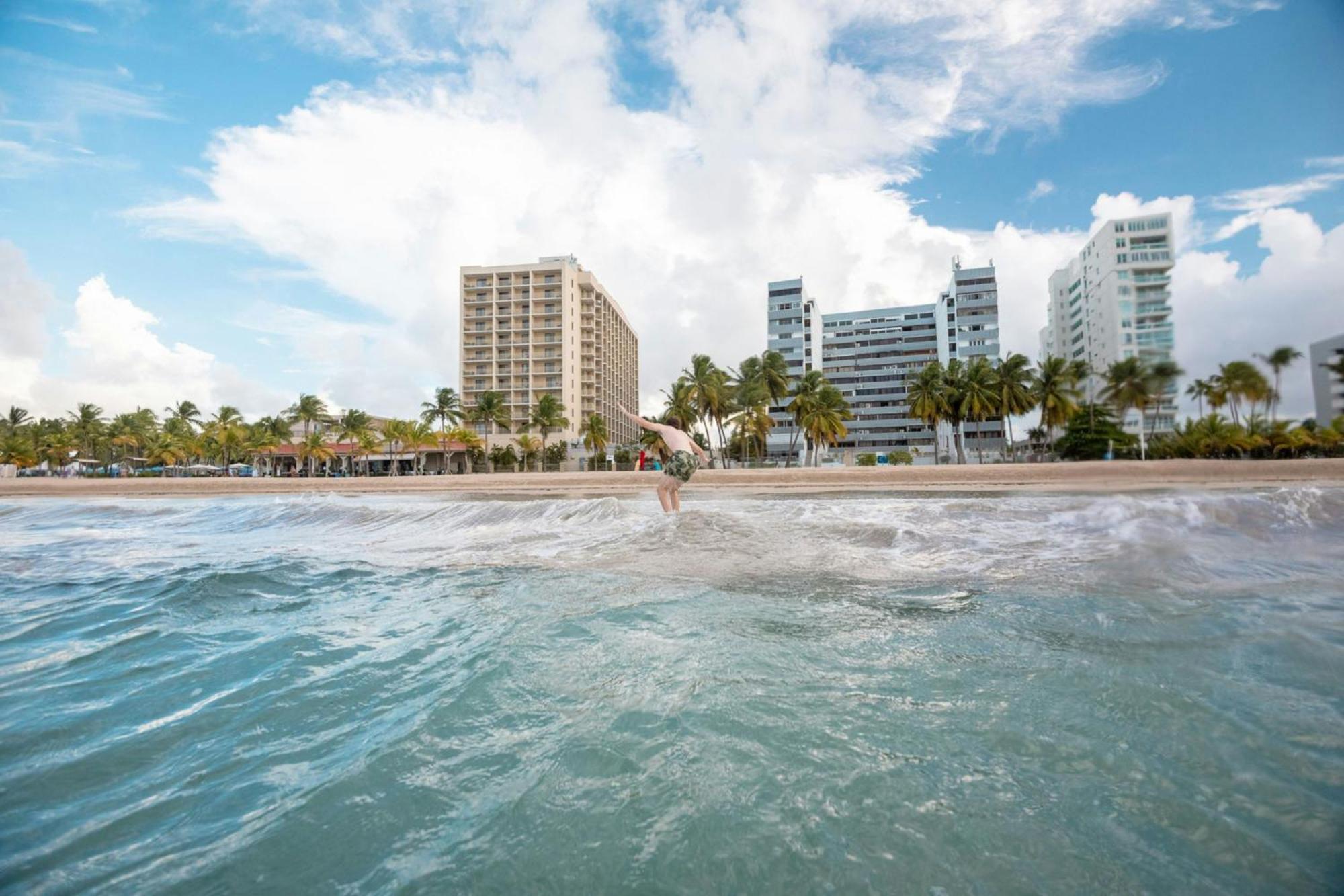 Courtyard By Marriott Isla Verde Beach Resort Сан Хуан Екстериор снимка