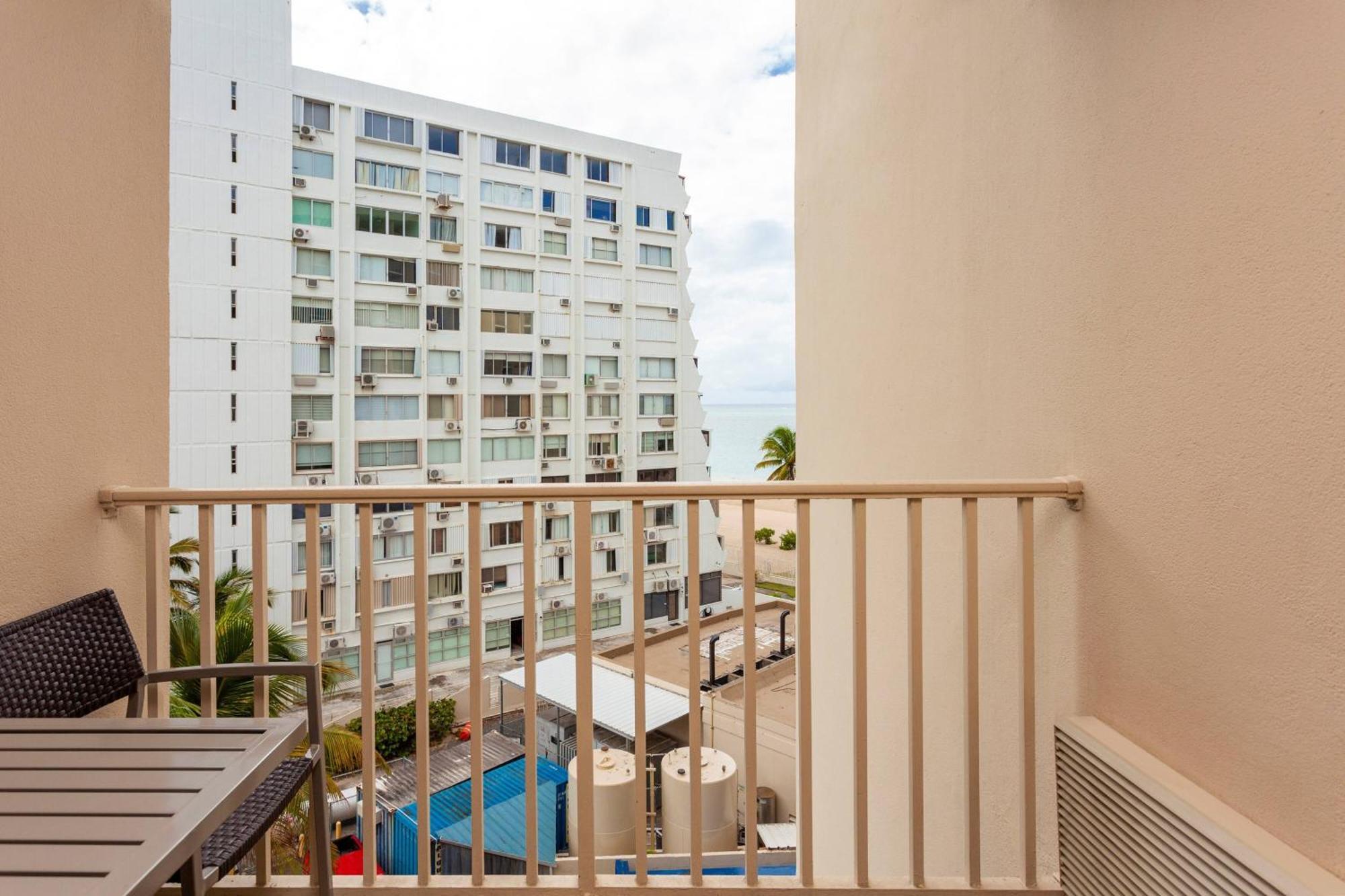 Courtyard By Marriott Isla Verde Beach Resort Сан Хуан Екстериор снимка